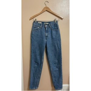 Levi’s Premium Mom Jean  ~80s Vintage~                        Medium wash